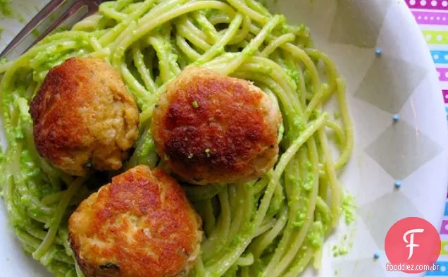 Macarrão com Pesto De Ervilha e bolas de atum