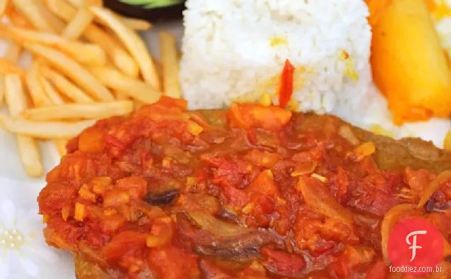 Sobrebarriga en Salsa Criolla (bife de flanco com molho crioulo Colombiano)