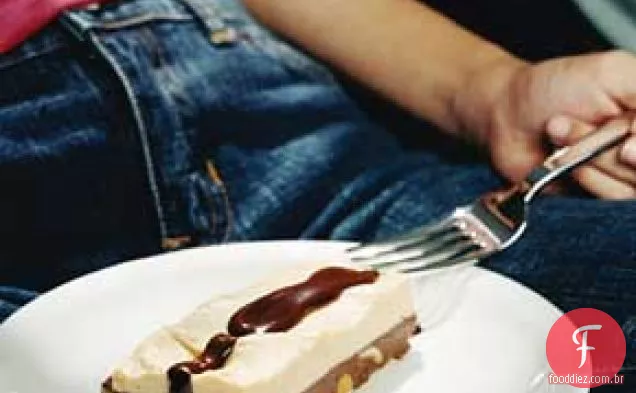 Barras da manteiga de amendoim do Chocolate com molho quente do Fudge