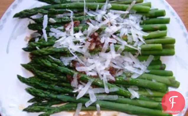 ESPARGOS COM VINAGRE DE XEREZ E QUEIJO MANCHEGO