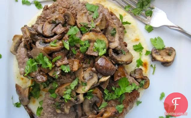 Arepa con Carne Y Champiñones (Bolo De Milho com carne e cogumelos)