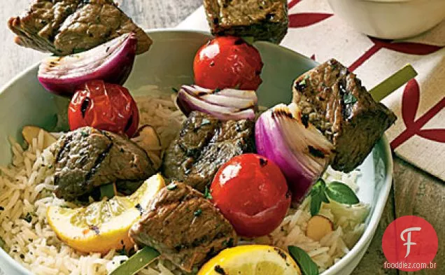 Souvlaki de cordeiro com molho Feta-menta