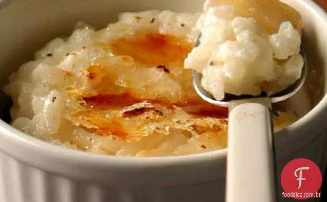 Pudim de arroz caramelizado com peras e passas