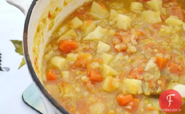 Sopa de pastinaga, cenoura e lentilha para a dieta 5:2