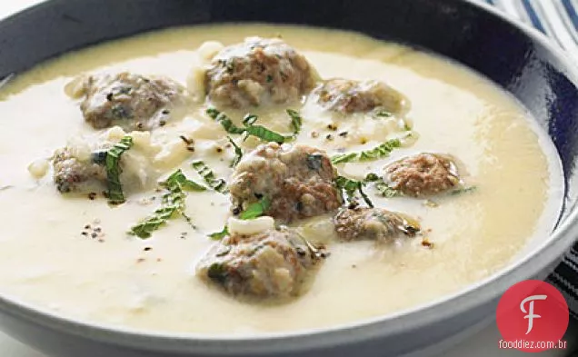 Sopa cremosa de limão com almôndegas de menta de cordeiro