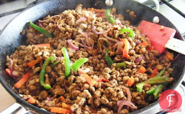 Tacos vegetarianos picantes com guacamole robusto