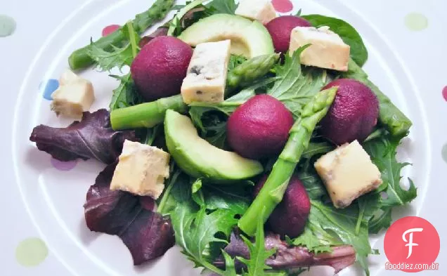 Espargos, abacate, queijo azul e salada de beterraba