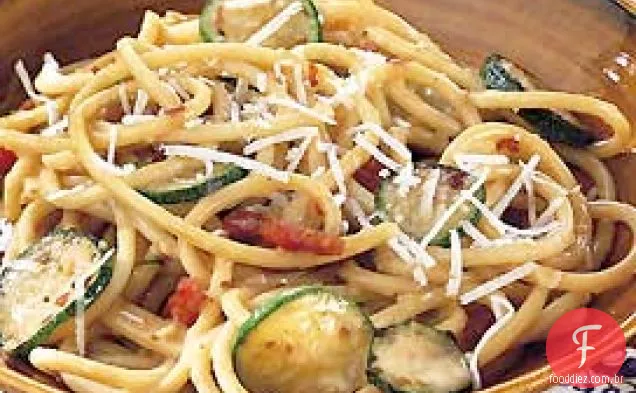 Bucatini Carbonara com abobrinha