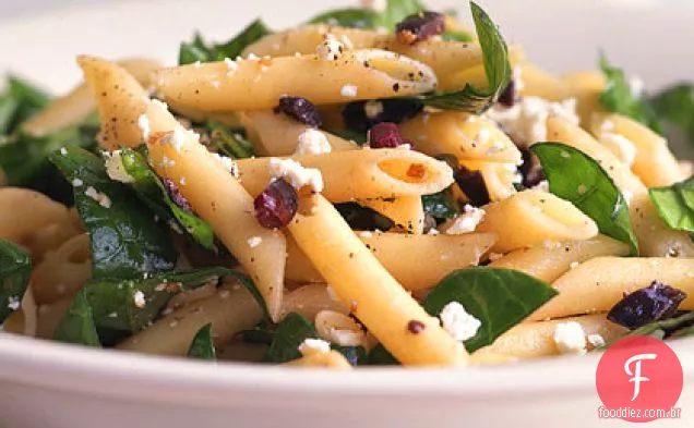 Penne com espinafre, queijo Feta e azeitonas