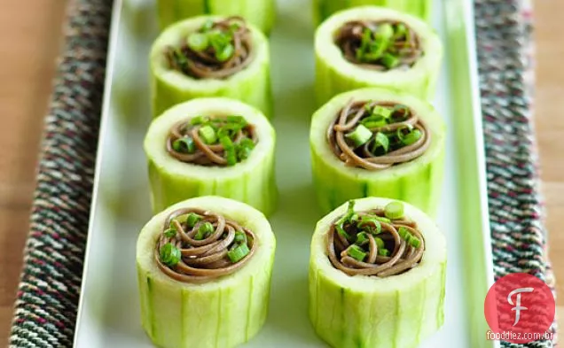 Soba Refrigerada Em Copos De Pepino