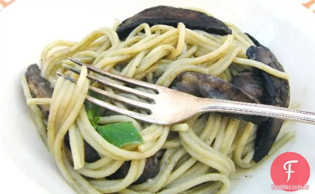 Espaguete cremoso de cogumelos e ervas (vegano)