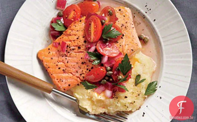 Salmão com Polenta e vinagrete de tomate quente