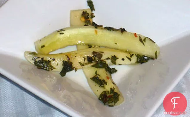 Pepinos de manjericão e hortelã