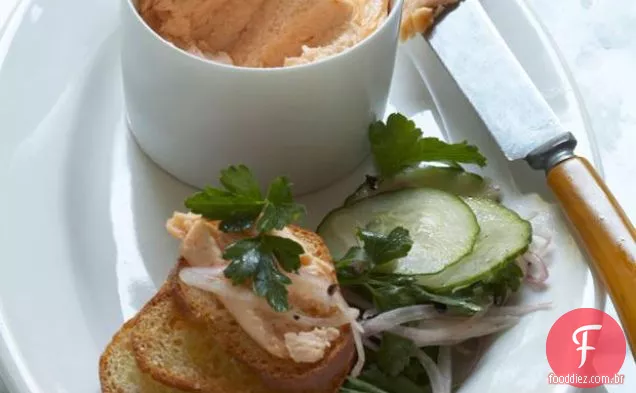 Mousse De Salmão Com Cebola Roxa Em Conserva E Pepino