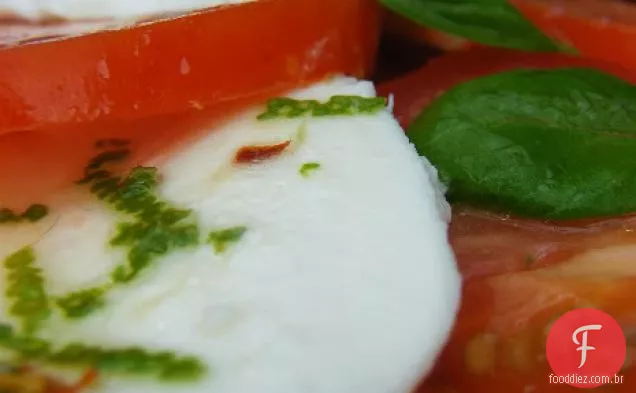 Salada Caprese com pimenta e limão