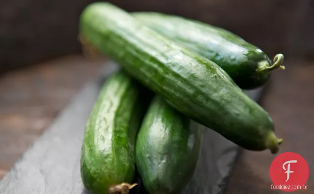 Cordeiro Assado Raro E Delícias De Pepino Libanês