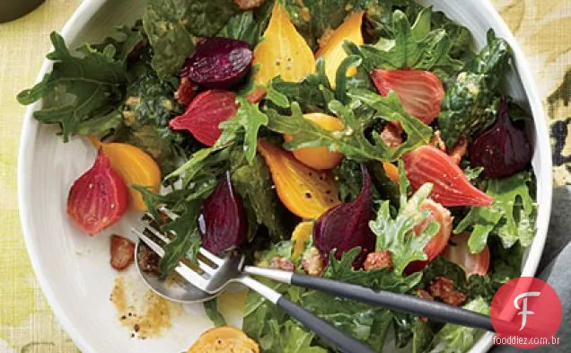 Salada de couve Fizz com alho assado-molho de Bacon e beterraba