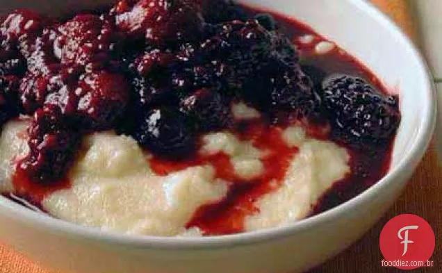 Polenta de café da manhã com compota de baga quente