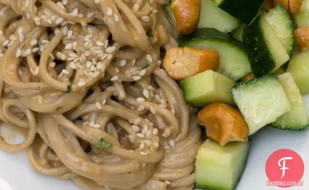 Macarrão De Gergelim Com Salada De Caju De Pepino