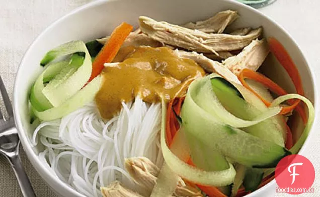 Manteiga de amendoim e macarrão de frango com fitas de cenoura e pepino