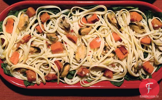 Linguine com abóbora, espinafre e mexilhões