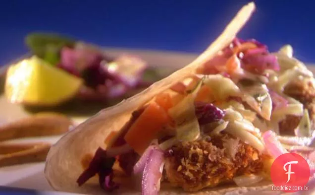 Tacos de peixe-gato com cal de coentro Slaw e molho de Creme Chipotle