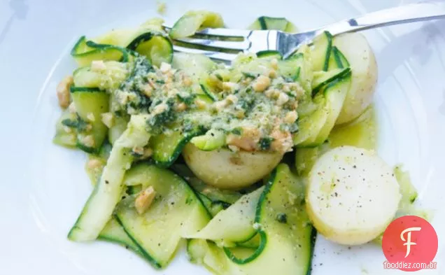 Courgette de fita quente e salada de batata com Pesto