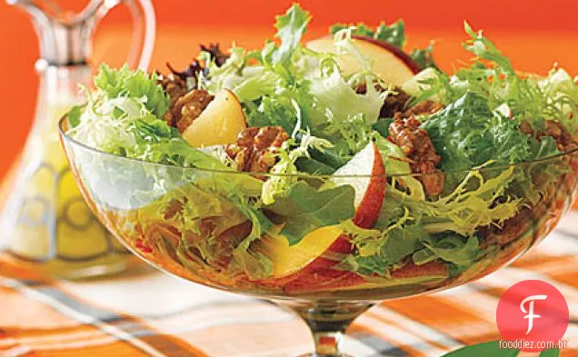Salada verde com maçãs e nozes torradas