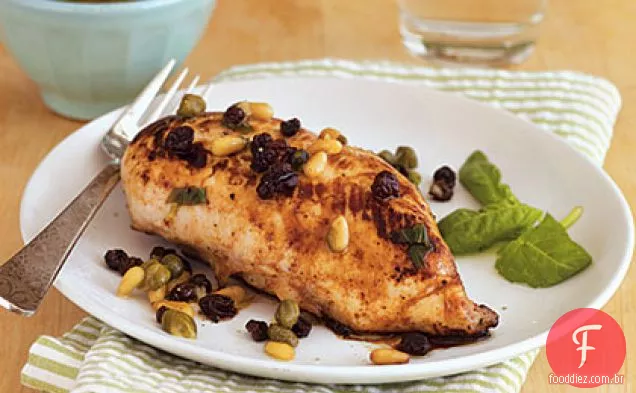 Frango com limão com groselhas e pinhões