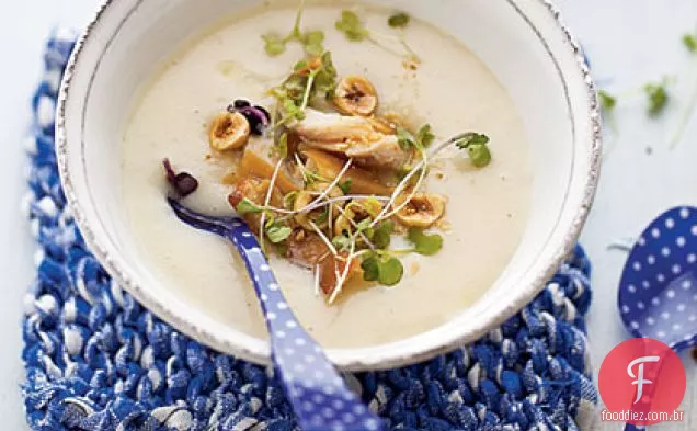 Sopa cremosa de raiz de aipo com truta defumada