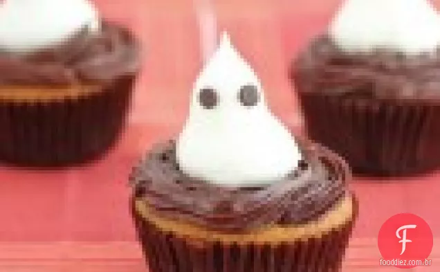 Cupcakes de abóbora com recheio de ganache de chocolate e coberto com fantasmas de merengue