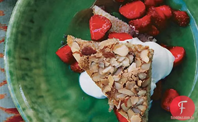 Bolo de amêndoa torrada com morangos em Rosé-xarope de água
