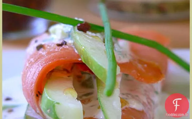 Envoltórios De Pepino E Salmão Defumado Com Sementes Paradisíacas