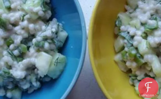 Salada de cevada com pepino e iogurte-molho de endro
