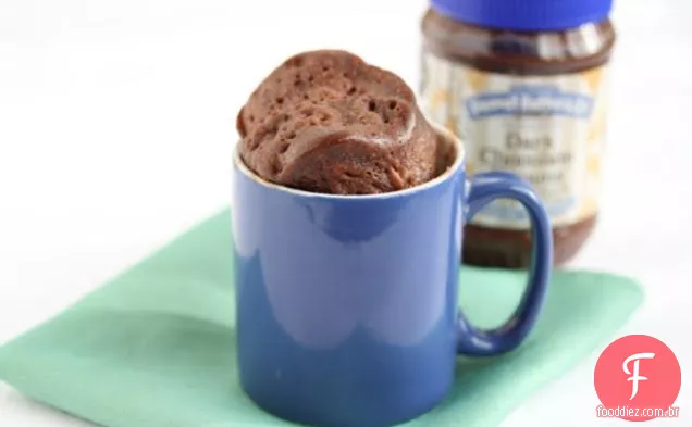 Bolo Da Caneca Da Manteiga De Amendoim Do Chocolate