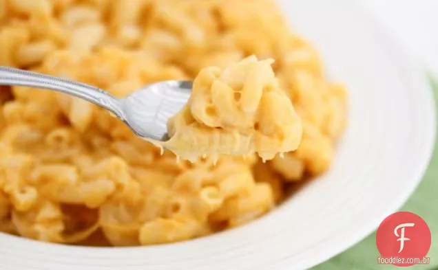 Macarrão com quatro ingredientes e queijo