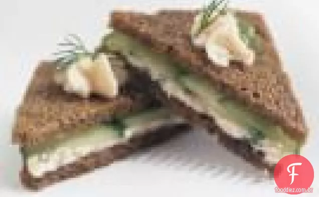 Mousse De Salmão Defumado E Sanduíches De Chá De Pepino