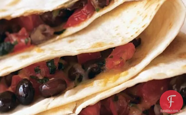 Quesadillas de feijão preto com Salsa de milho