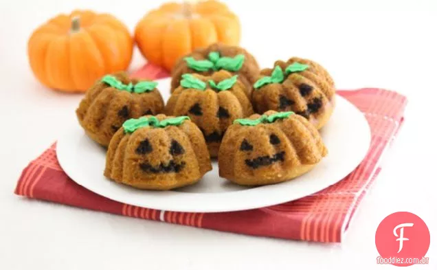 Bolos de abóbora Jack-O-lantern com recheio de Nutella