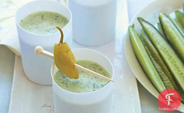 Sopa de pepino e iogurte com Pepperoncini