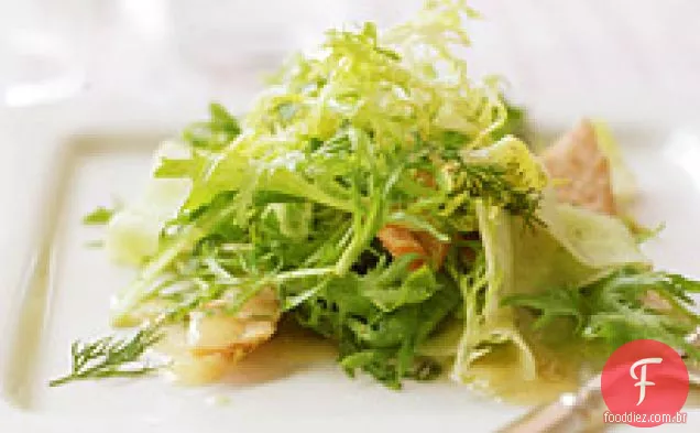 Frisee Com Salmão Em Flocos E Pepino