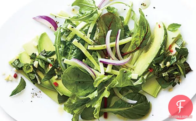 Carpaccio de brócolis com salada de caule de brócolis