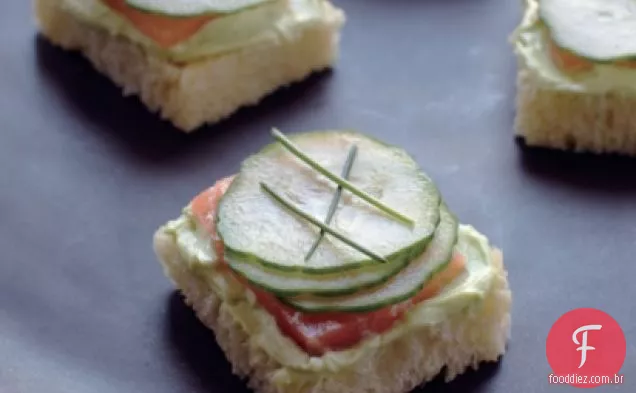 Sanduíches De Salmão Defumado E Chá De Wasabi