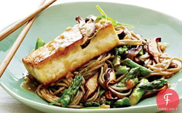 Soba macarrão com Miso-vitrificado Tofu e legumes