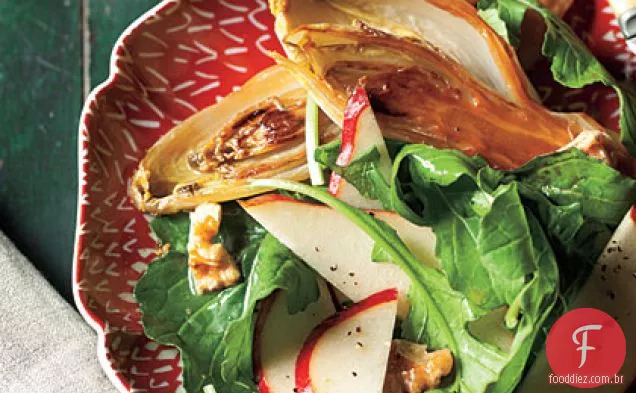 Endívias torradas inteiras com pêra, rúcula e salada de nozes