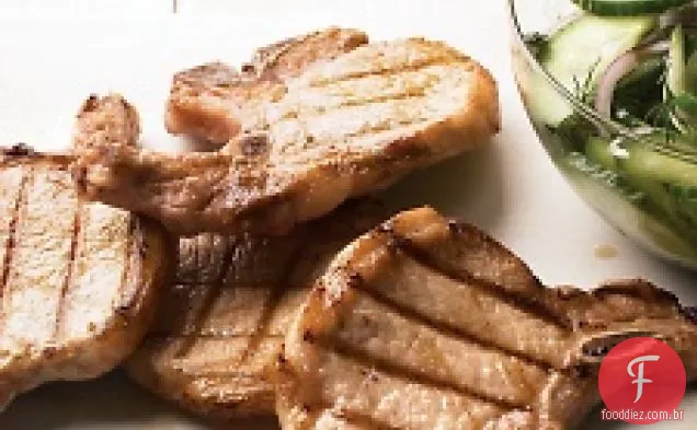 Costeletas de porco grelhadas com salada de pepino e endro
