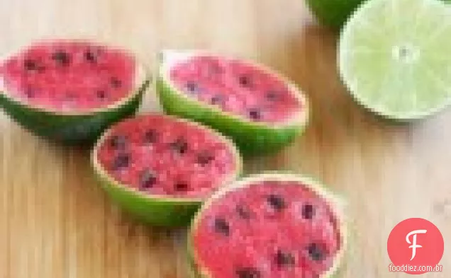 Sorvete de melancia em cascas de limão