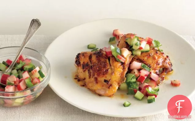 Coxas de frango picantes com salsa de ruibarbo e pepino
