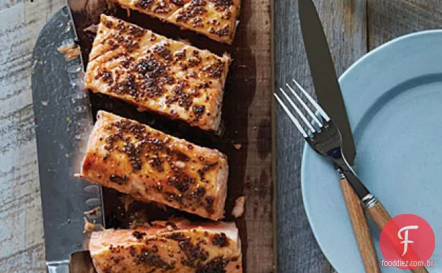 Salmão aplainado com esmalte de mostarda de bordo