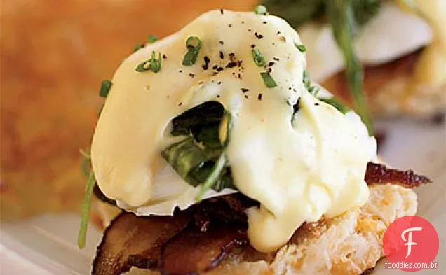 Ovos Benedict com Bacon e rúcula